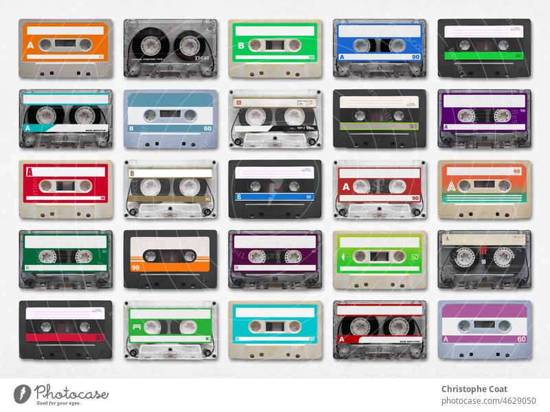 25 Audiokassetten isoliert auf weißem Hintergrund 1980-1989 Rockmusiker alt stereo Variation Party - gesellschaftliches Ereignis ausschneiden Sammlung