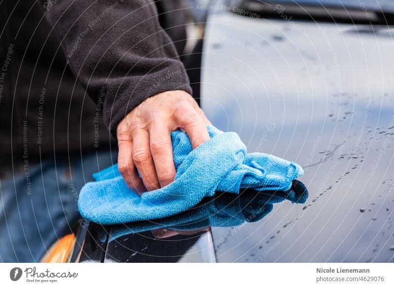 Waschen Sie das Auto mit einem blauen Lappen Arbeit Arbeiter Vorbereiter Vorbereitung Automobil Autopflege Autoshampoo Autowäsche Außenseite außerhalb