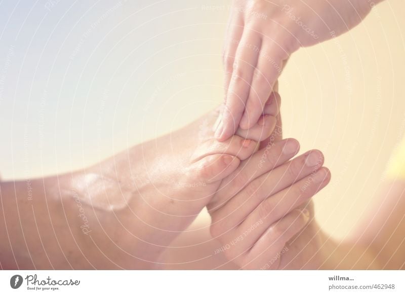 Fußmassage Fußreflexzonenmassage Behandlung Wellness Wohlgefühl Sinnesorgane Massage Hand Schmerz Physiotherapie Masseur sanft Gesundheit Gesundheitswesen