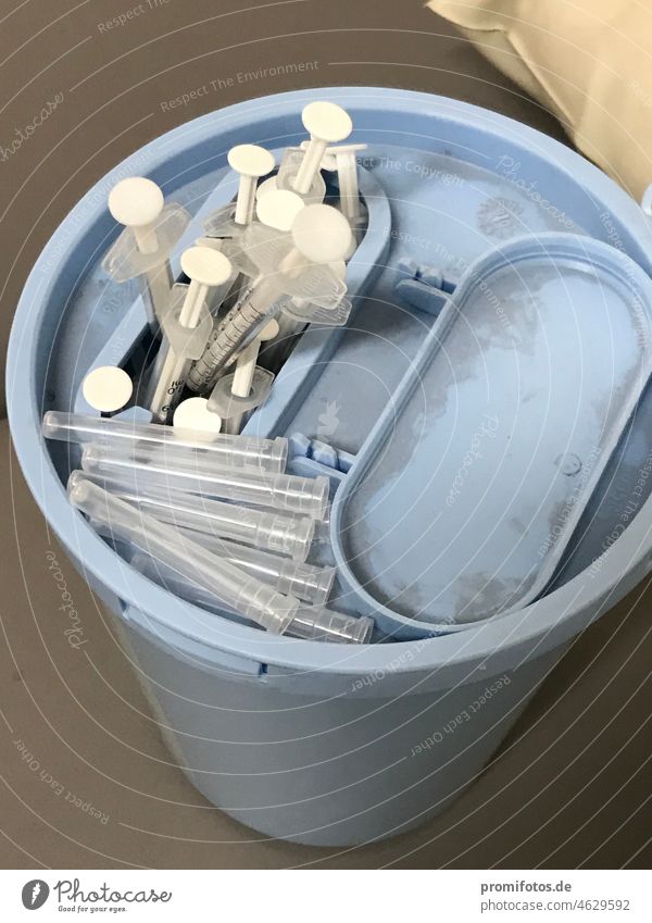 Covid-19 Schutzimpfung: blauer Hygieneabfallbehälter aus Kunststoff mit gebrauchten Spritzen. / Foto: Alexander Hauk Impfung impfen impfen lassen müll hygiene