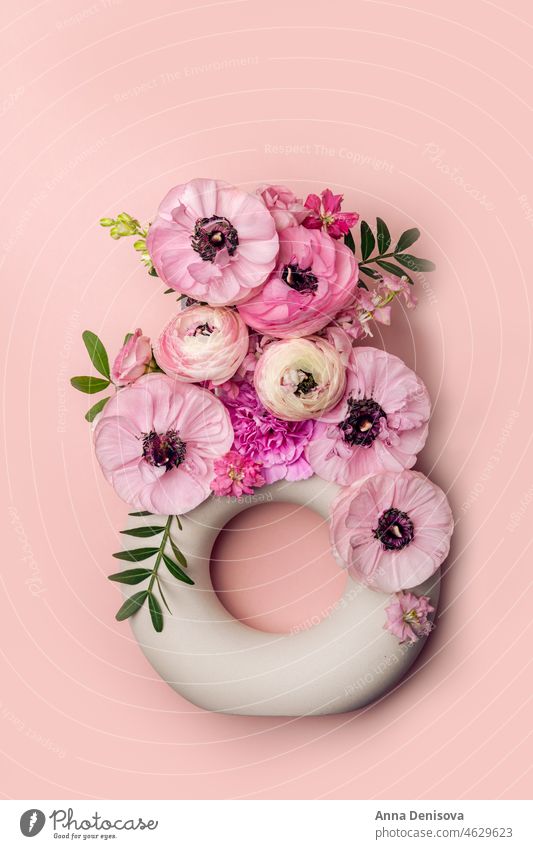 Zarte Ranunkelblüten in Keramikvase Ranunculus Blume Vase Blumenstrauß trendy Haufen Blütezeit Strauß Ranunkeln Hintergrund nordisch geblümt Keramik-Vase rosa