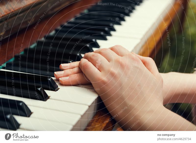 Kinderhände auf einer weißen alten Klaviertaste Hände Finger Musik Musiker ruhen sich[Akk] entspannen Erholung Lehre Training lernen Musikinstrument Instrument