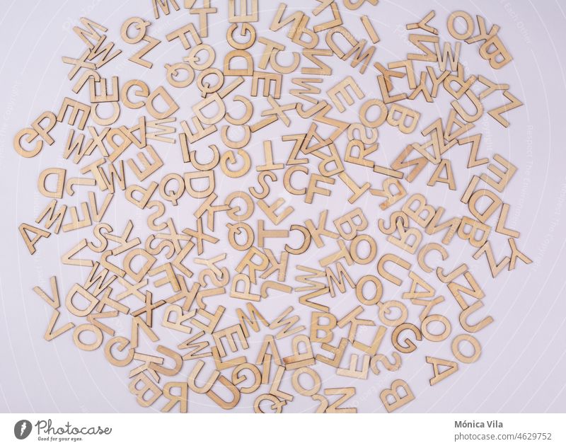 eine Menge Holzbuchstaben Briefe Wortschatz Alphabet schwarz weiß Hintergrund Wörter nachhaltig Spielzeug Lernspielzeug