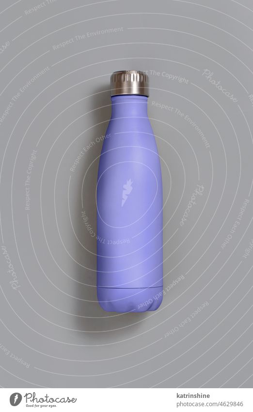 Hellviolette wiederverwendbare isolierte Flasche auf grauem Hintergrund Sehr Peri purpur hellviolett Lavendel Attrappe ökologisch Wasser Stahl Thermo