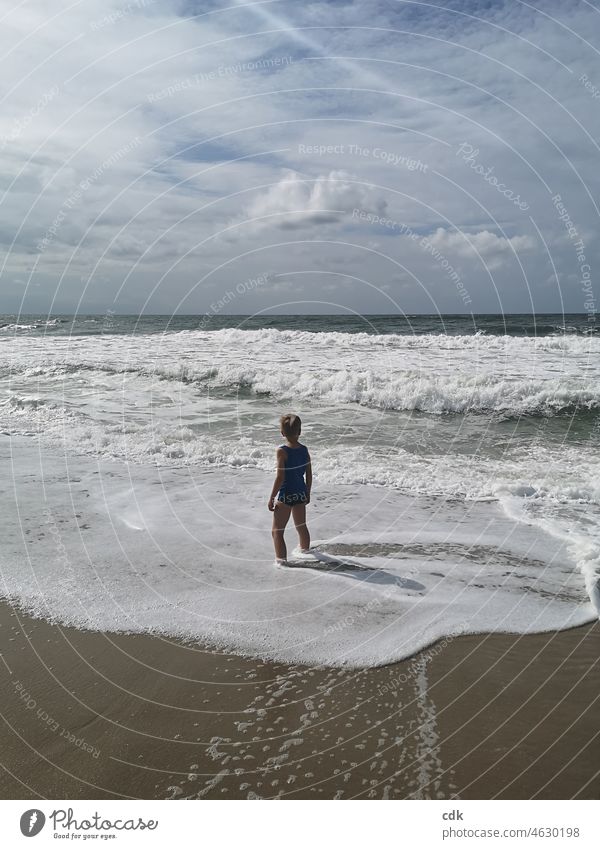 Kindheit | Natur erleben | Sehnsuchtsort Meer Ostsee Junge Gischt Wellen Brandung Stand Strand Sommer Sommerferien Weite Glück Entspannung Himmel Wasser Sonne