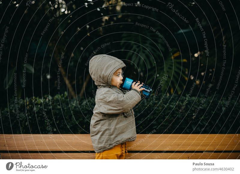 Seitenansicht eines Kindes, das Wasser aus einer Flasche trinkt Kindheit 1-3 Jahre Kaukasier eine Person trinken Junge Außenaufnahme Freude Tag mehrfarbig