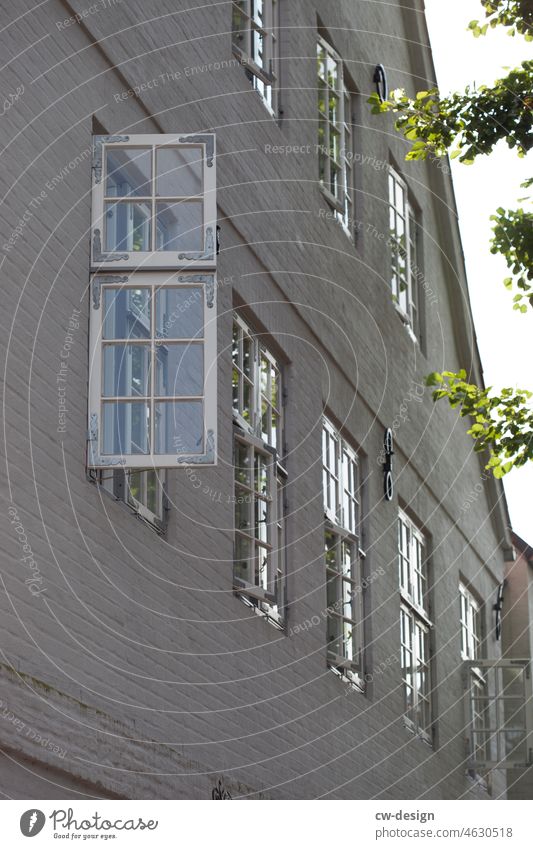 Nach außen öffnende Fenster in Lüneberg Fassade Dänische Fenster nach außen öffnende Fenster Haus Mehrfamilienhaus Mietshaus stadt fenster innenstadt