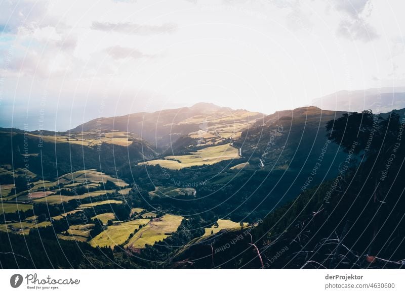 Panoramablick auf den Azoren II Zentralperspektive Starke Tiefenschärfe Sonnenlicht Reflexion & Spiegelung Kontrast Schatten Textfreiraum Mitte