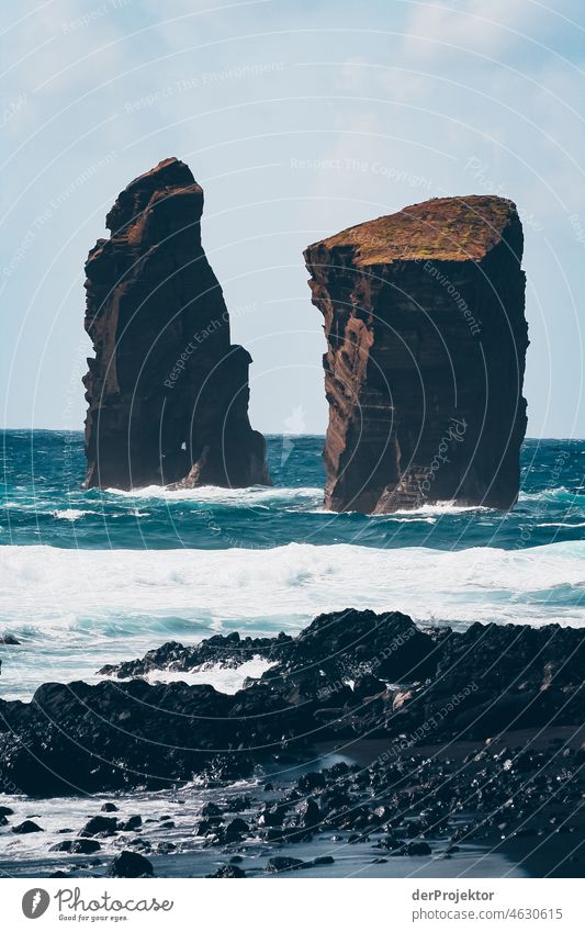 Wellen am Ufer und Felsen auf den Azoren Zentralperspektive Starke Tiefenschärfe Sonnenlicht Reflexion & Spiegelung Kontrast Schatten Textfreiraum Mitte