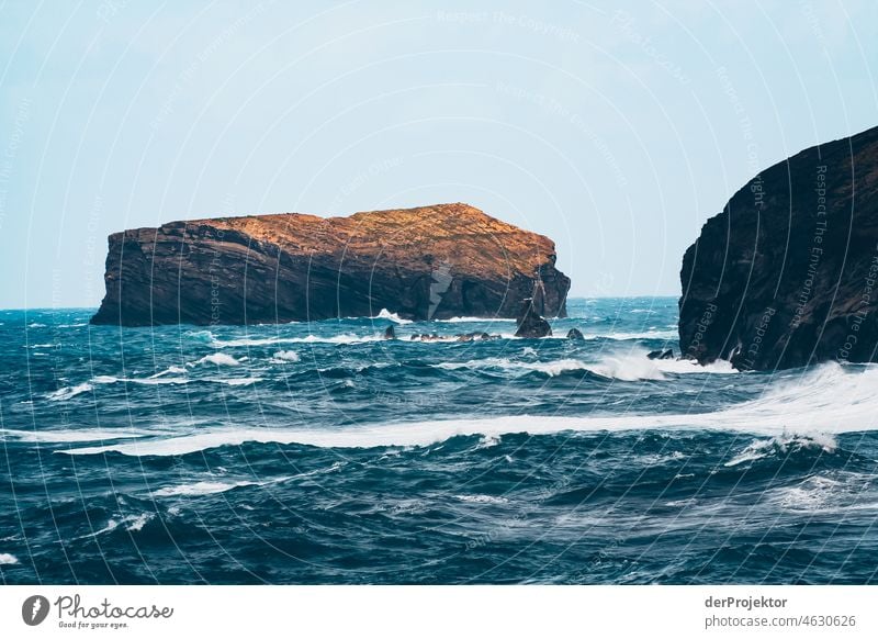 Wellen und Felsen auf den Azoren II Zentralperspektive Starke Tiefenschärfe Sonnenlicht Reflexion & Spiegelung Kontrast Schatten Textfreiraum Mitte