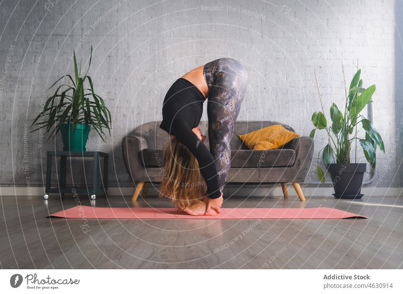 Frau beugt sich in Padahastasana-Position nach vorne meditieren Yoga padahastasana Wiederherstellung Stressabbau mental positionieren üben Sprit Geist