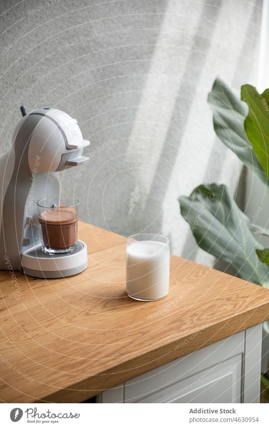 Tasse in der Kaffeemaschine neben der Milch melken Gerät Maschine Küche Koffein Getränk Heißgetränk brauen Erfrischung Tisch heimwärts geschmackvoll Glas