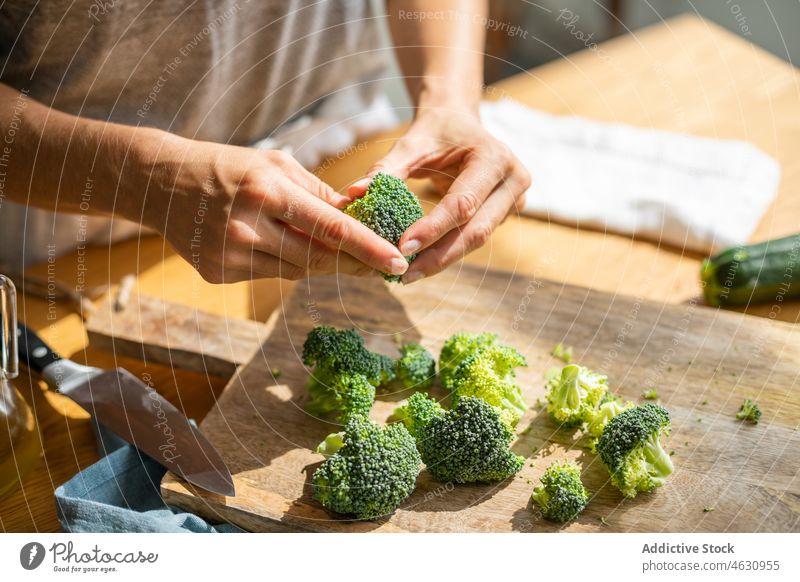 Unbekannter Koch bereitet rohen Brokkoli zu Gemüse kulinarisch Rezept Bestandteil Küche vorbereiten Vitamin Küchenchef Lebensmittel Produkt Tisch Gastronomie