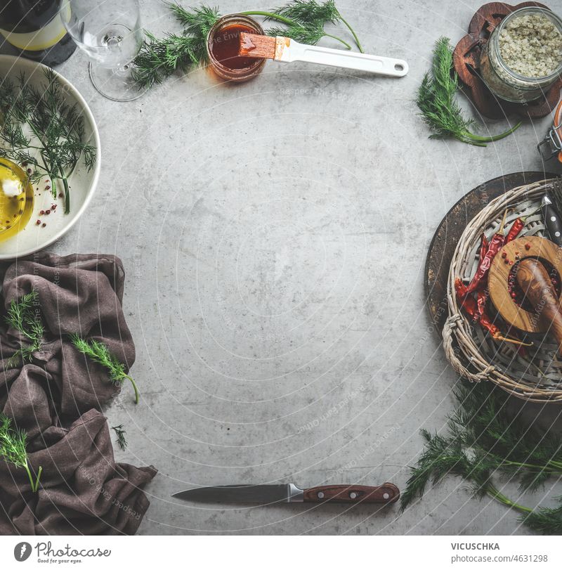 Lebensmittel Hintergrund mit Küchenutensilien und Zutaten für Fleisch Marinade Lebensmittelhintergrund grau Beton Tisch Dill Erdöl Minenwerfer Stössel