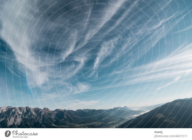 Himmelszeichen über dem Ennstal und der Planai. Wolkenstimmung. Schönes Wetter Stille Ruhe blau Panorama (Aussicht) Ferne Berge u. Gebirge Natur Alpen