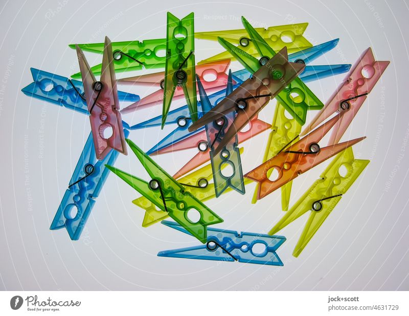 einige farbige Wäscheklammern aus Plastik unordentlich Sammlung gleich durchleuchtet zufällig mehrfarbig abstrakt Strukturen & Formen Kunstlicht Leuchtkasten
