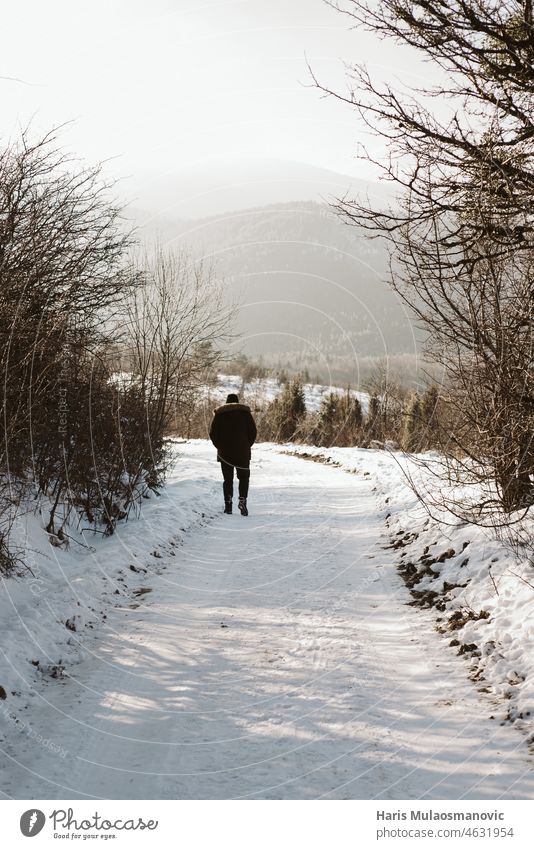 Wanderung zur psychischen Gesundheit laufen psychische Gesundheit Mann Winter Holz Schnee Berge u. Gebirge Weg Straße allein solo ausgerissen