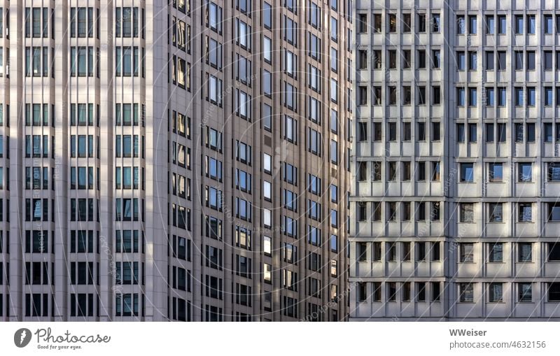 In den vielen Fenstern der großen Hotel- und Bürogebäude spiegelt sich der Himmel und das Sonnenlicht Hochhaus Block Großstadt Stadtmitte urban Fassade