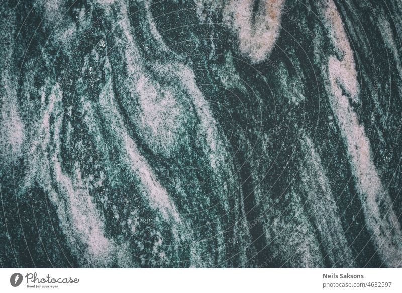 Arktischer grüner Granit abstrakt arktische Kunst künstlerisch Hintergrund schwarz Keramik Farbe Konzept Kristalle dunkel dekorativ Design dreckig Stock