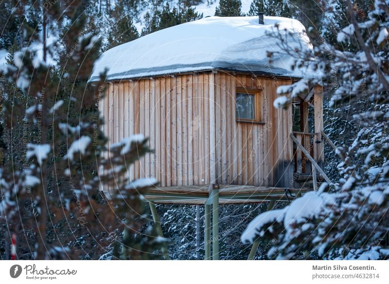 Rustikale Hütte in den Bergen der Pyrenäen im Inerno von 2022 alpin andora Andorra Architektur Kabine canillo kalt Europa Wald grandvalira Einsiedelei Hotel