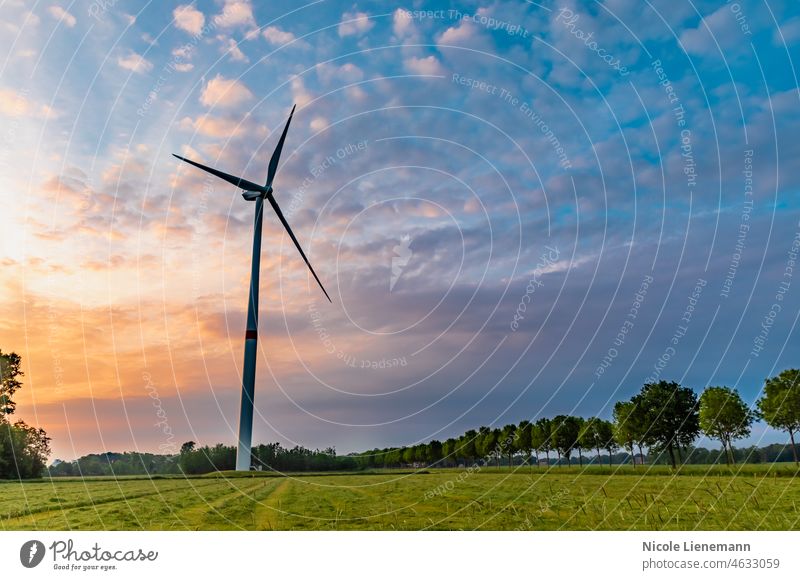 Windrad im Sonnenuntergang Windmühle in der Sonne Energie Bauernhof Landschaft HDR Himmel Rad regenerativ Erzeuger Natur grün Stromerzeuger Feld