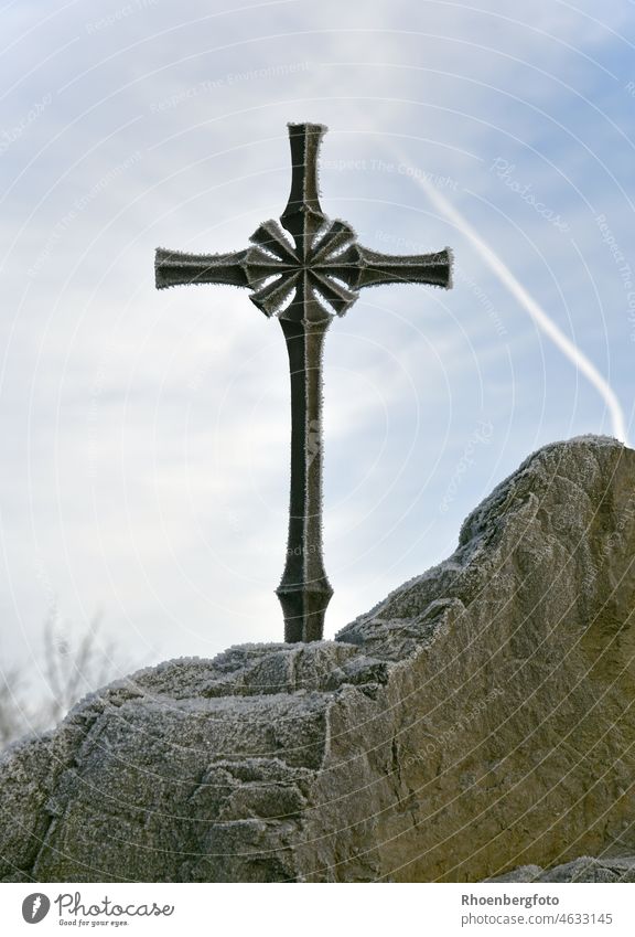 Eisernes Kreuz auf einem kleinen Felsen befestigt mit Raureif kreuz religion felsen stein handgeschmiedet eisen kruzifix religon glaube symbol winter winterlich