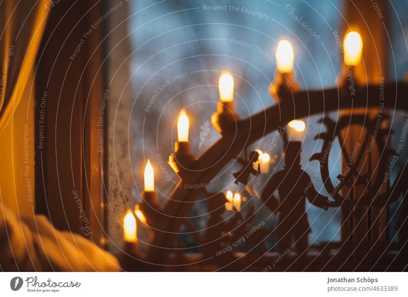 Schwippbogen leuchtet im Fenster Bokeh Experiment Lichter Tilt Unschärfe leuchten Warmes Licht Erzgebirgskunst Erzgebirge Tradition Stimmung Hoffnung