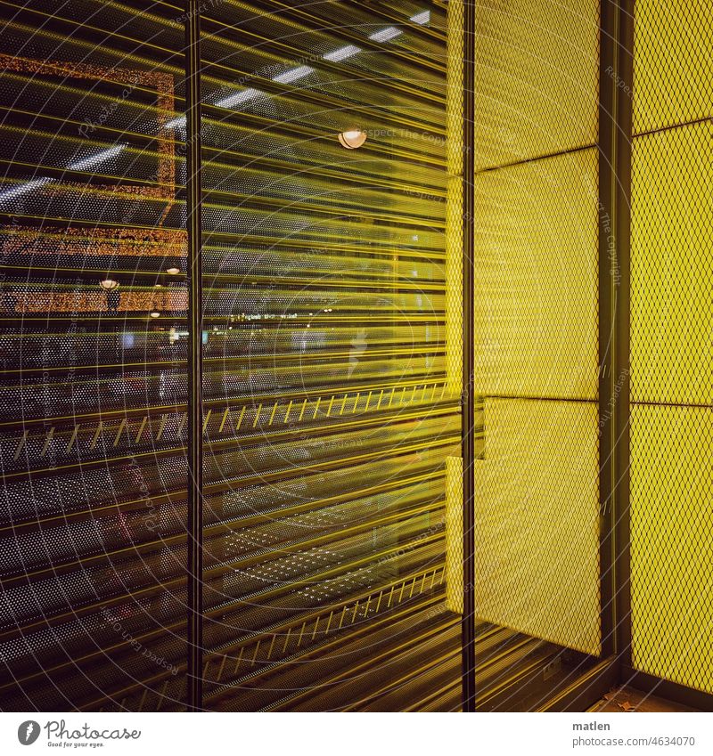 Spiegelung Gelb Schwarz Glasscheibe Gitter Farbfoto Menschenleer Außenaufnahme Licht Reflexion & Spiegelung