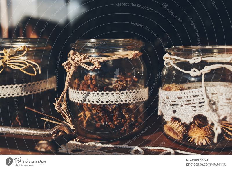Verschiedene getrocknete Kräuter in Gläsern für die Zubereitung von Kräutertee. Alternative Medizin Kraut Glas Kräuterbuch rustikal Bestandteil Kur Heilung