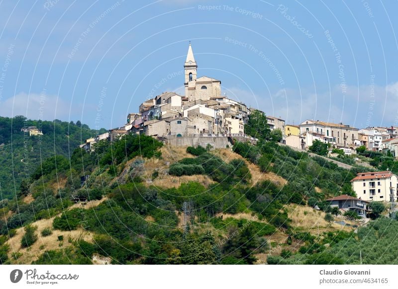 Landschaft in der Provinz Campobasso, Molise, Italien. Blick auf Guardialfiera Europa Juni Termoli Großstadt Stadtbild Farbe Tag Hügel historisch Natur alt