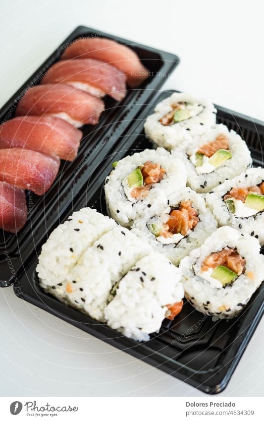 Ein Tablett mit verschiedenen Sushi-Stücken. Kalifornien-Rolle. Asien asiatisch Hintergrund Roter Thunfisch Essen zubereiten Küche Delikatesse lecker Diät