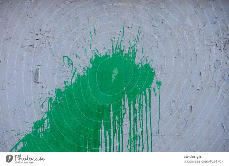 Grün auf Weiss grün Farbspritzer farbklecks Kunst Farbfoto farbspritzer Menschenleer Farbfleck Wand Kreativität Kunstwerk abstrakt Strukturen & Formen Farbe