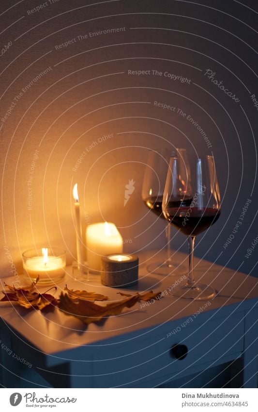 Verabredung bei Kerzenschein - zwei Gläser Rotwein mit Kerzen auf dem Tisch romantisch Termin & Datum Romantik Herbst Winter warm gemütlich Wein Glas Alkohol