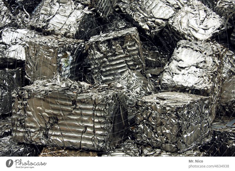 gepresster Schrott Schrottplatz schrotthaufen Schrottpresse silber glänzend Würfel Altmetall Recycling Industrie wiederverwerten ballen Schrotthändler