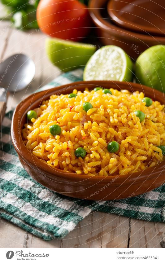 Traditioneller mexikanischer Reis, serviert mit grünen Erbsen Chili gekocht Abendessen Geschmack Lebensmittel Korn grüne Erbsen Gesundheit selbstgemacht
