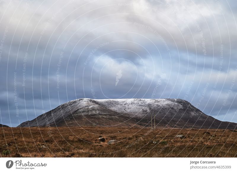 Errigal Berg. Grafschaft Donegal. verschneiter Gipfel im Winter mit bewölktem Himmel und schönen Farben errigal Landschaft am höchsten reisen Park ländlich