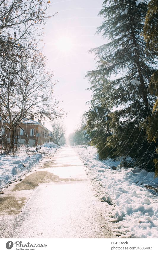 Vereiste Straßen und Wege nach starkem Schneefall. Winterwetter eisig starker Schneefall Winterzeit Saison Wetter im Freien Eis kalt Schneesturm Frost Großstadt