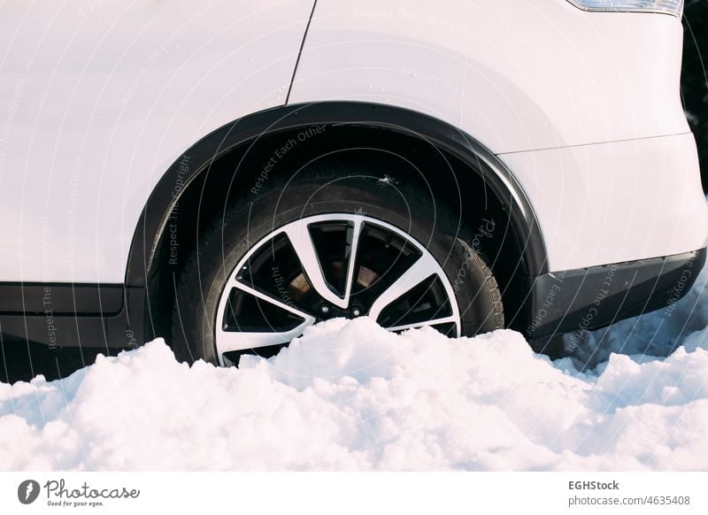 Auto mit eingeklemmtem Rad nach starkem Schneefall Unterstützung Automobil Schneesturm PKW Pflege Klima kalt Voraussetzung Gefahr gefährlich Laufwerk Fahrer