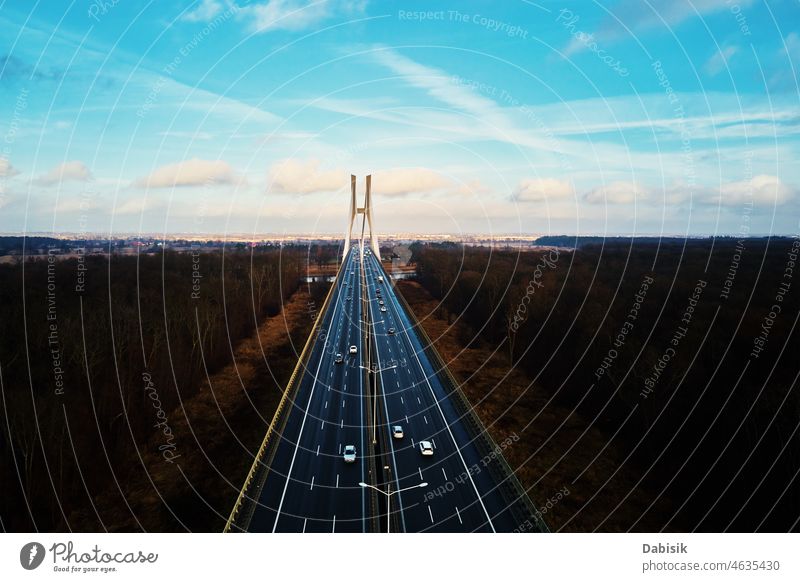 Große Brücke über den Fluss mit Autoverkehr PKW Verkehr Antenne Straße Autobahn Landschaft Breslau redzinski Natur Vogelauge Ansicht Himmel bewegend fahren Top