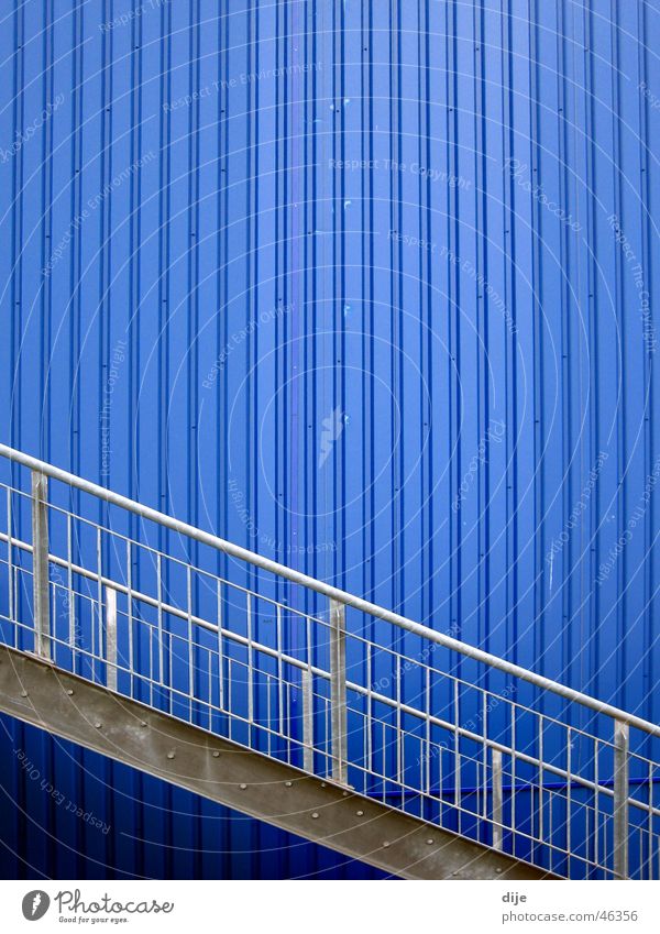 - Blau mit Treppe - Aluminium Blech diagonal Gebäude grau Linearität Wand Wellen blau Geländer ikea Leiter Linie modern