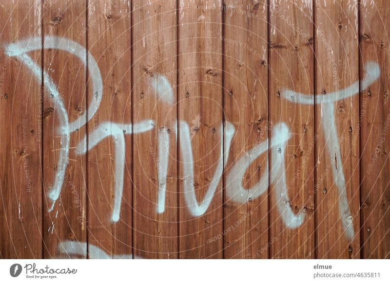 auf einem geschlossenen Holzlattenzaun steht groß  - Privat - / Privatsphäre privat Holzzaun Graffiti nicht öffentlich Schmiererei Holzwand Abgrenzung