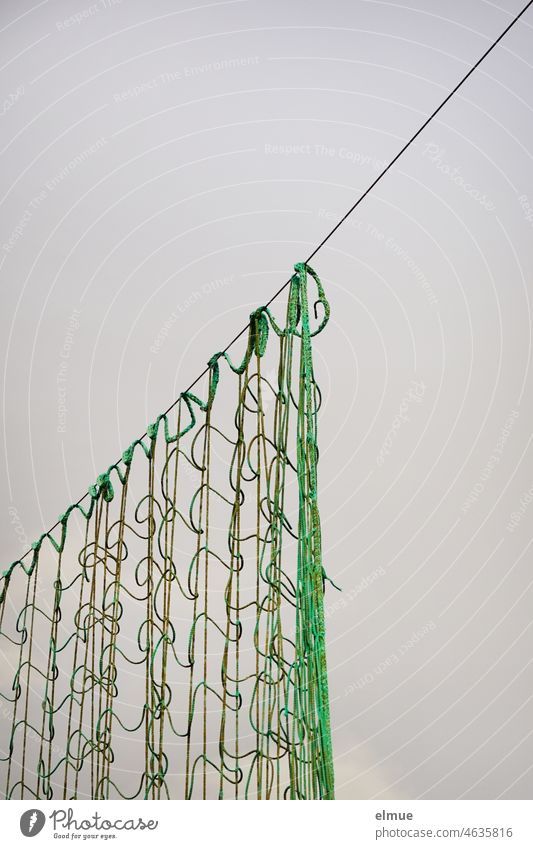 grünes, zusammengezogenes Ballfangnetz / Begrenzung / grobmaschiges Netz Schutznetz Öffnung Spielbereich Ballsport Vorhang Fußball Fangnetz Ballstopp