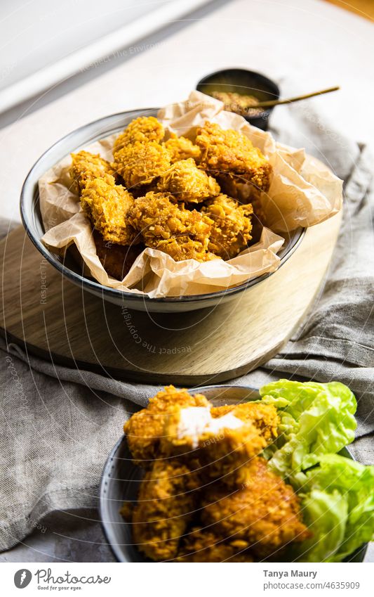 vegane gebratene Nuggets in einer Schüssel mit Beilagen Abendessen Kalk Studioaufnahme Seiten Bioprodukte Tofu Feinschmecker Essen zubereiten Mittagessen