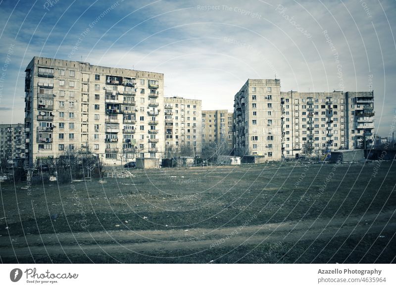 Hässliche mehrstöckige Wohnblöcke in einem verlassenen Viertel. Sowjetisches Architekturdesign. 80s architektonisch Klotz Blauer Himmel Gebäude Großstadt