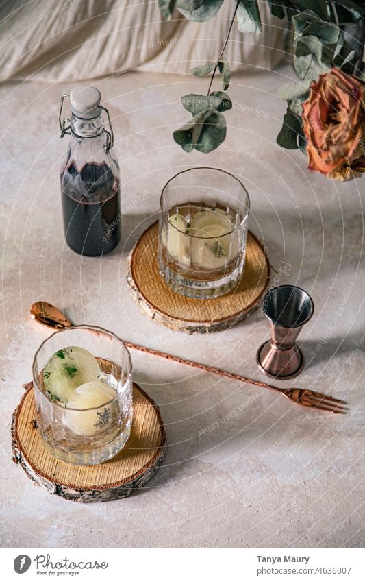 Sets mit klaren Gläsern mit Kräutereiswürfeln und Barkeeper-Utensilien erfrischend Getränk Limonade trinken alkoholisches Getränk Alkohol Mocktail süß Getränke