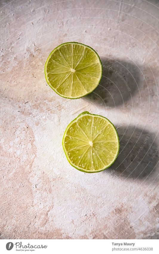 halbierte grüne Limette Kalk Makroaufnahme saftig Zitrone fruchtig Zitrusfrüchte Freisteller Frucht Cocktail frisch Lebensmittel Gesundheit Getränkezutat