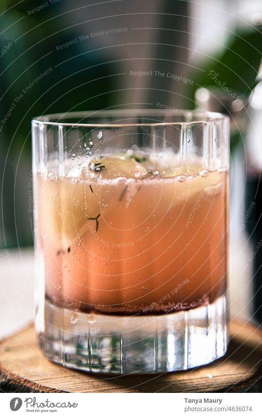 rosa Kräutercocktail in einem klaren Glas organisch rot funkelnd Getränk Cocktailbar süß Mocktail Alkohol alkoholisches Getränk trinken Limonade erfrischend