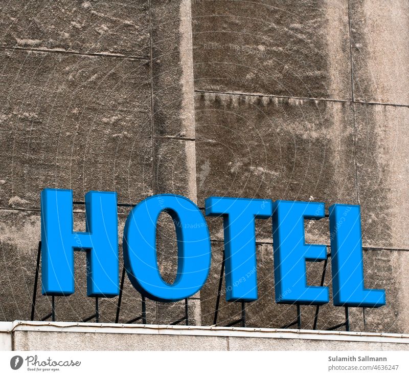 Das Wort HOTEL in blauen Buchstaben bauwerk gebäude hotel nachtquartier schrift typo typografie wort zeichen übernachtung blaue Buchstaben Tourismus Hinweis