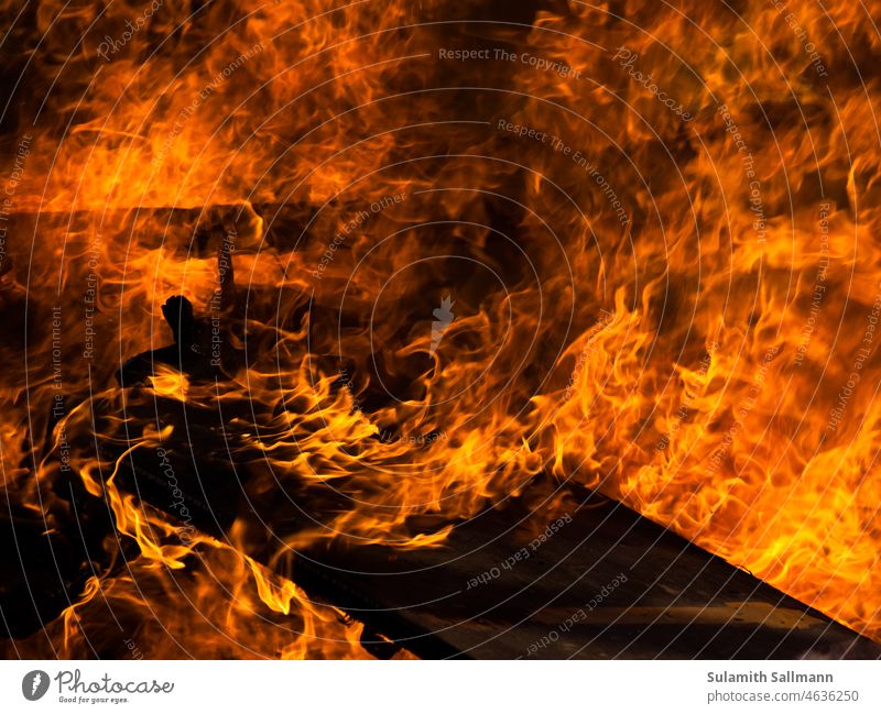 wilde Flammen eines Feuers brand brennen feuer flamme flammen heiß hitze osterfeuer verbrennen Großbrand Feuergefahr Flammen schlagen Feueralarm Hausbrand