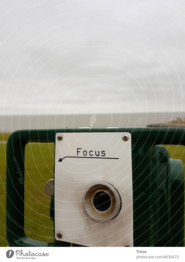 Fernglas vor Landschaft mit dem Wort Focus über dem Sucher Natur Fernsicht Aussicht Farbfoto Panorama (Aussicht) Ferne Himmel Wolken Menschenleer Horizont